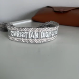 Christian dior armband  - Säljer detta tvär feta armband i en ganska sällsynt colerway kom Priv för mer bilder!