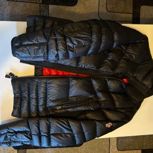 Höst/vinter moncler jacka strl S  - Jackan är i bra skick då den är måttligt använd den har inga hål och är inte sliten nånstans 