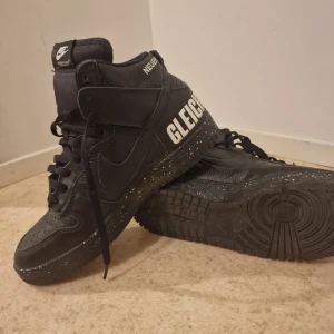 Nike Dunk Hi 1985 x Undercover "Chaos" Men's Shoes Black-White - Säljer mina Nike Dunk Hi 1985 x Undercover "Chaos" Men's Shoes Black-White. Typ helt nya skor använd 3/4 gånger. 10/10 på skorna. Nypris 2500 mitt pris 1050.
