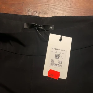 Kostymbyxor  - Helt nya kostymbyxor från bikbok. Köpta på rea så det blir ett bra pris. Sköna men inye min stil längre. 