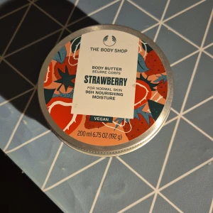Body butter - En body butter från the body shop! Bra, mjuk och doftar gott! Säljer då jag har massor! I doft av strawberry! Endast andvänd 3-4 ggr. Säljer för 20 kr! 