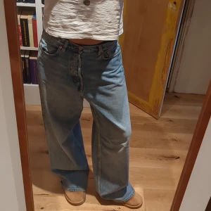 Baggy Astro Jeans - Ett par perfekta baggyjeans från weekday (modell Astro) i storlek 29/34, slitna vid hälen men annars i toppenskick!