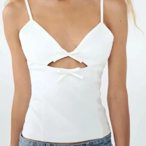 Topp - Säljer denna fina topp som passar till allt, storlek M. Fler bilder finns tyvärr inte då den ej passar mig! Helt ny med lapp 