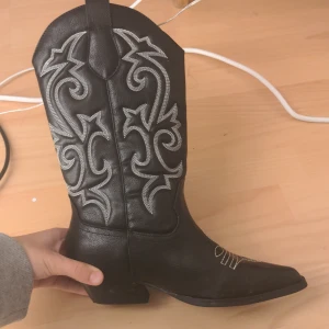 Cowboy boots - Bästa med dessa: BEKVÄMA ATT GÅ I!! Har tyvärr ingen tillställning där jag skulle få användning av dessa så jag säljer dem till någon vacker partypingla som får ta sig an om dessa! Köpt i Spanien förra sommarn och är väldigt rädd om dem <3