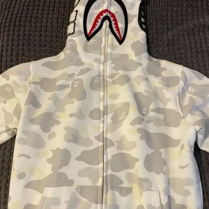 Bape hoodie - Använd ca 3 gånger, mycket bra skick Storlek L men sitter som en M  