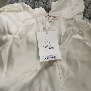 Djerf avenue cardigan  - Säljer min Dream Cardigan i färgen cloud. Endast testad och har prislappen kvar ☺️ nypris 1450kr