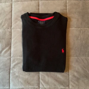 Ralph Lauren t-shirt - Jättesnygg Ralph Lauren t-shirt. Den är egentligen sleepwear men fungerar likabrs som vardagströja 😊 Storlek S Skick 8/10