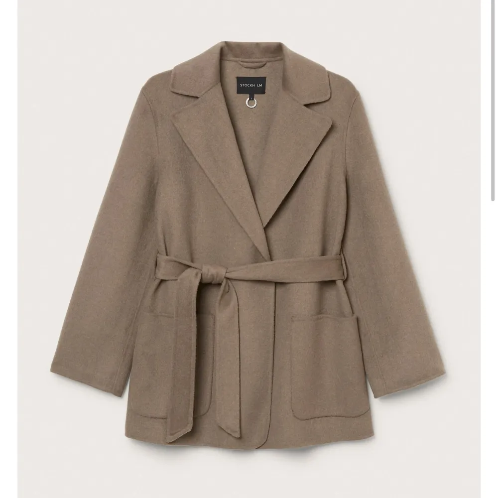 Jättefin brun/beige kappa i ullmix från Stockh lm. Kommer tyvärr inte till användning därför fint skick!🥰 Nypris är 1499kr säljer för 600kr  Storleken är l på jackan men den passar s/m. Jackor.