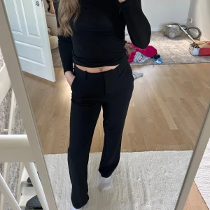 Kostymbyxor - Säljer dessa kostymbyxor från Vero Moda i storlek XS🤍Använda fåtal gånger och är i mycket fint skick😍 Jag är 160cm och dom passar superbra på mig!