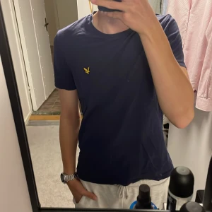 Lylescott T-Shirt  - Säljer nu min marinblå lylescott tröja då den inte passar mig. Modellen på bilden är 180cm och väger 71kg. Tröja har storlek S och två små hål ner till vänster ( se bild 3). Cond: 7,8 .Pris kan gå ner vid snabb affär. Kontakta vid funderingar👌🔥🙌🤝