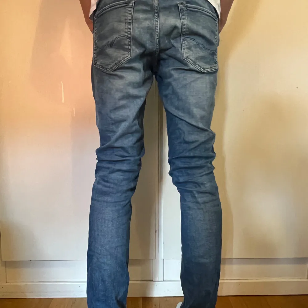 Riktigt snygga Jack and Jones jeans till otroligt pris | skick:9/10 | pris: 199kr | passform: slim fit | har du fler frågor eller funderingar är det bara att skriva 😀👍✅. Jeans & Byxor.