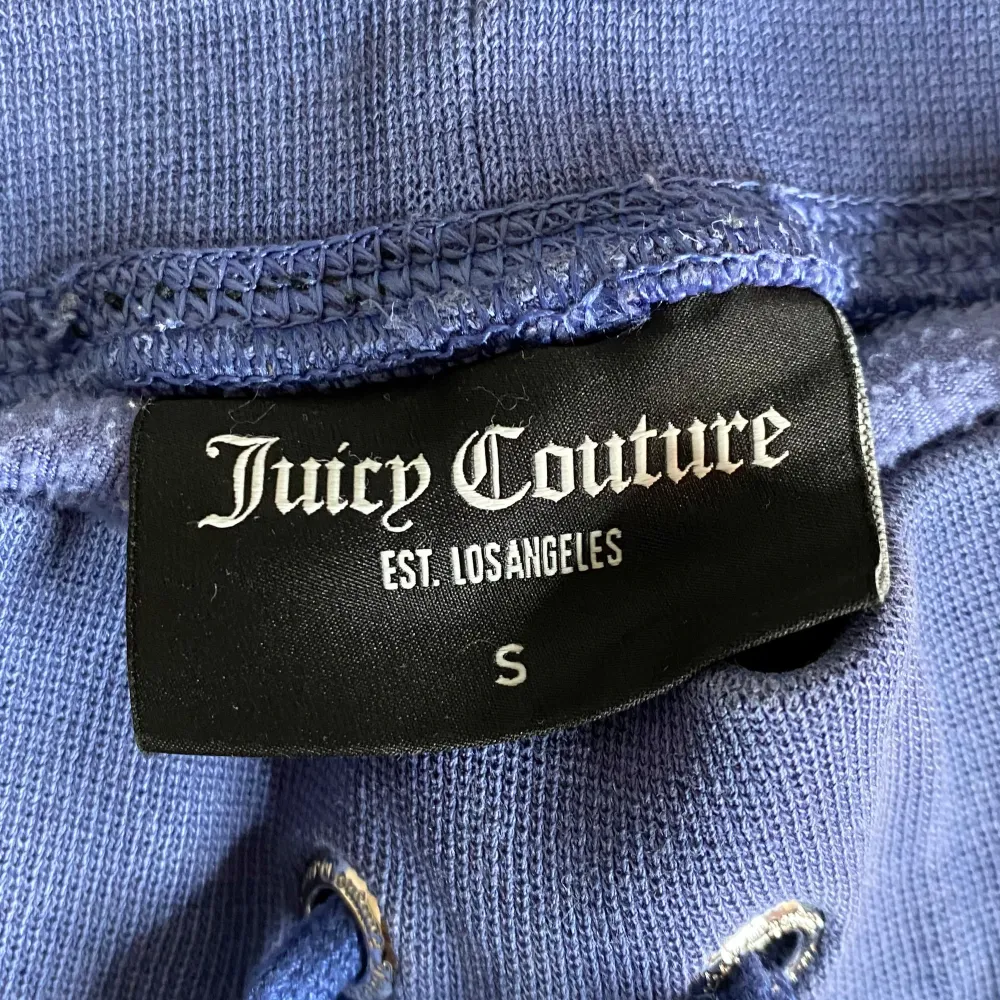 Säljer blåa juicy couture byxor! Köpt för ett långt tag sen på NK men har endast används hemma. Välanvända men fortfarande i bra skick. Säljer pga att den är för stor på mig, storlek S. Nött på en del ställen (kika på bilderna). . Jeans & Byxor.