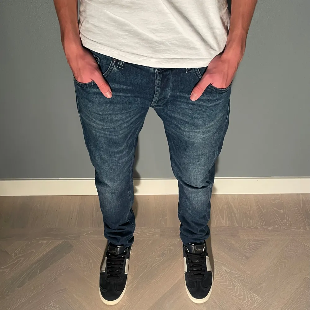 Mörkblå dondup jeans | Size 32 | Modellen är 176cm | Hör av dig vid minsta fråga eller fundering//. Jeans & Byxor.