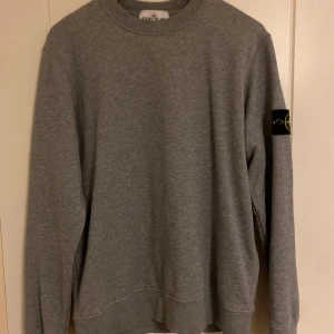 Stone Island tracksuit - Stone Island tracksuit i väldigt bra skick. Storlek M. Hoodie och byxor säljs ej separat. 