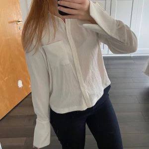 Skjorta  - Väldigt snygg vit skjorta! Perfekt till många tillfällen! 