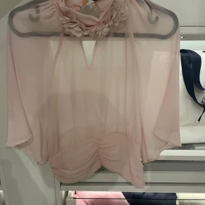 Zara blus  - En jätte vacker rosa zara blus. Är använd fåtal gånger och säljer då den endast ligger i garderoben. Hör av er för fler frågor. Pris kan diskuteras vid snabb affär 💗