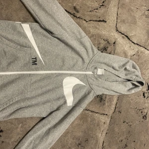 Säljer en Nike Zip hoddie - Säljer en Nike zip hoddie som jag knappast använt