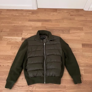 Bvaldi cardigan - Säljer en sjukt snygg cardigan från bvaldi i storlek xs skick 10/10 helt ny. Köpte här på Plick men var lite för stor för mig så säljer vidare. Skickar samma dag som köp