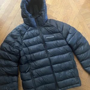 Peakperformance vinterjacka  - Säljer denna sköna vinterjacka då jag har andra jackor, skick 9/10 inga hål eller defekter. Storlek M Bara skriva för fler bilder eller frågor