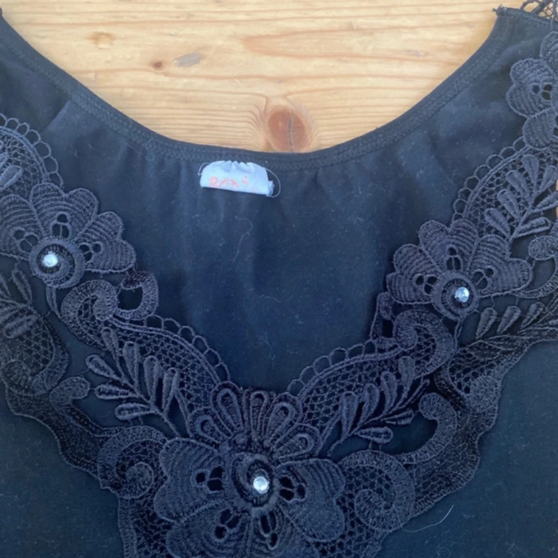 Jättefint svart linne med broderier och stenar - 90