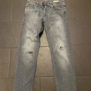 Jeans ifrån jack & jones - Fint par jeans ifrån jack & jones W31/L34 Ny pris 500