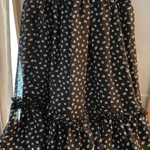 Blommig medellång kjol 🪷 - Jättefin kjol från vila. Beställt från Nelly. Knappt använd. Två lager tyg och knälång.🌱💖