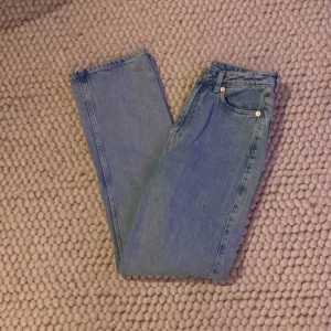 Blå jeans! - Högmidjade jeans från Weekday! Fint skick. Se storlek i bilden.