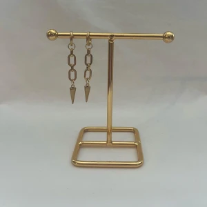 Örhängen  - Väldigt fina örhängen! Finns i silver och guld.  Köp för 119kr/st Eller 209kr/paret. Modell 130 Smyckes ställningen finns även att köpa för 299kr!