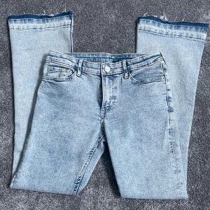 Ljusblå flare jeans - Säljer ett par ljusblå flare jeans i denim. De är lågmidjade och har en snygg utsvängd stil. Mått: midja 33 cm, innebenslängd 64 cm, yttebenslängd 87 cm. Kontakta för mer information.🩷