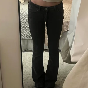 Lågmidjade junkyard jeans  - Mörkgråa populära lågmidjade utsvängda jeans ifrån junkyard! Sparsamt använda!😊