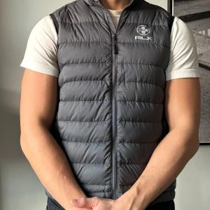 Ralph Lauren RLX väst - Säljer min Ralph Laurent väst som är i bra skick, perfekt till höst och vintern
