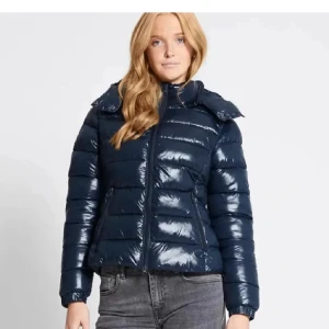 Lager 157 jacka  - Säljer en helt oanvänd jacka inifrån lager 157, med lapparna kvar. Pga fel storlek. Skriv vid fler bilder :)  Storlek XS Färg: Marinblå 