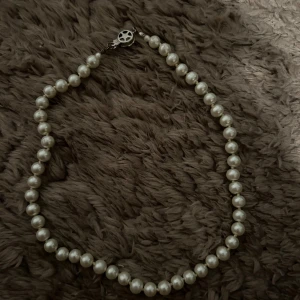 Pärlhalsband - Köpt för några år sedan och använt ett antal gånger, men fortfarande i jättefint skick. Minns tyvärr inte vart jag köpte det.
