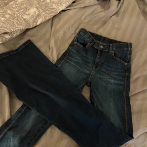 blåa bootcut dr denim jeans xs  - Super fint skick, blåa dr denim jeans! bootcut o mid/high waist, står ingen storlek i men passar xs. Skriv för mått osv 💕