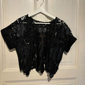 Spetströja med detaljer - Jättesnygg men används aldrig. Köparen står för frakten 🖤
