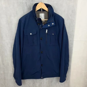 J-Lindeberg field jacka - Säljer nu min J-Lindeberg field jacket i storlek M runt 185 på bilden färg mörkblå ny pris ligger runt 3500 mitt pris 1800 hör av er vid frågor eller funderingar vill gärna byta mot en likadan fast i storlek S