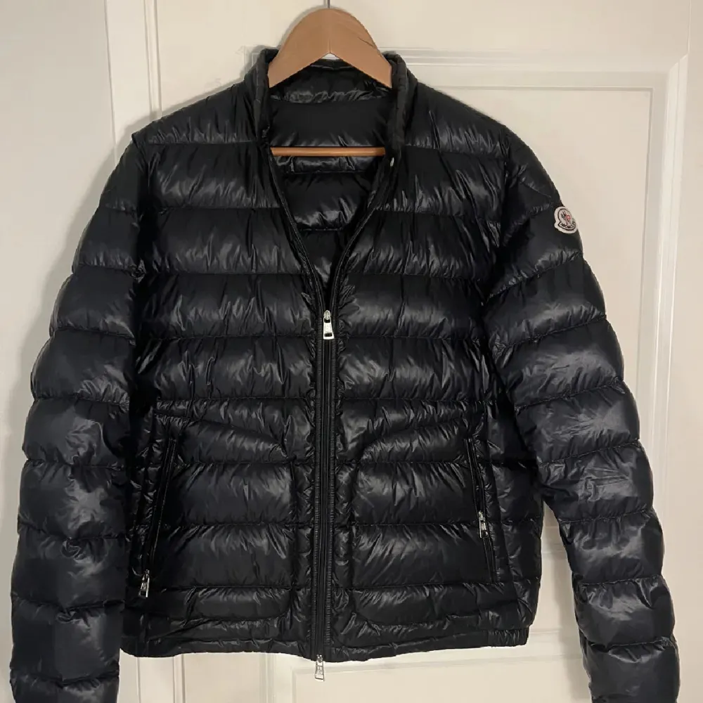 Säljer min moncler acorus jacka perfekt till hösten/vintern då jag inte använder den längre storlek M men passar S med, har använd den ett fåtal gånger men typ som ny skulle ja säga köpte för 5900 mitt pris 2000kr(:. Jackor.