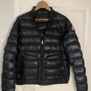 Säljer min moncler acorus jacka perfekt till hösten/vintern då jag inte använder den längre storlek M men passar S med, har använd den ett fåtal gånger men typ som ny skulle ja säga köpte för 5900 mitt pris 2000kr(: