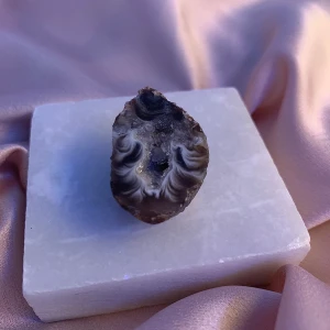 Geod med naturligt mönster - Säljer en unik sten med ett fantastiskt naturligt mönster. Stenen har en mörk färg med ljusare virvlar och en glittrande yta i mitten. Perfekt som dekoration eller för samlare av speciella stenar.