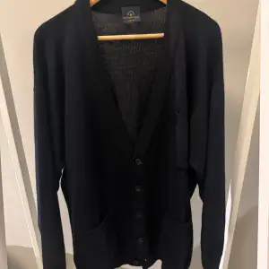 Tja! En riktigt unik cardigan från Zegna köpt i San Remo år 1995 när zegna lanserade deras yacht kollektion. Nypris: +- 7000kr. Mitt pris: 1099. Storlek L hade även passat M