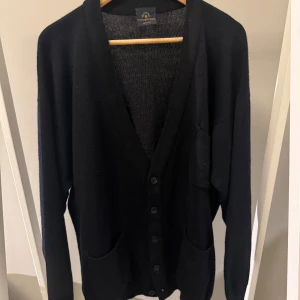 Zegna cardigan - Tja! En riktigt unik cardigan från Zegna köpt i San Remo år 1995 när zegna lanserade deras yacht kollektion. Nypris: +- 7000kr. Mitt pris: 1099. Storlek L hade även passat M