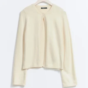 Gina Tricot kofta - Säljer min kofta från Gina Tricot då den inte kommer till användning. Knappt använd och material som nytt. Ordinarie pris: 359kr