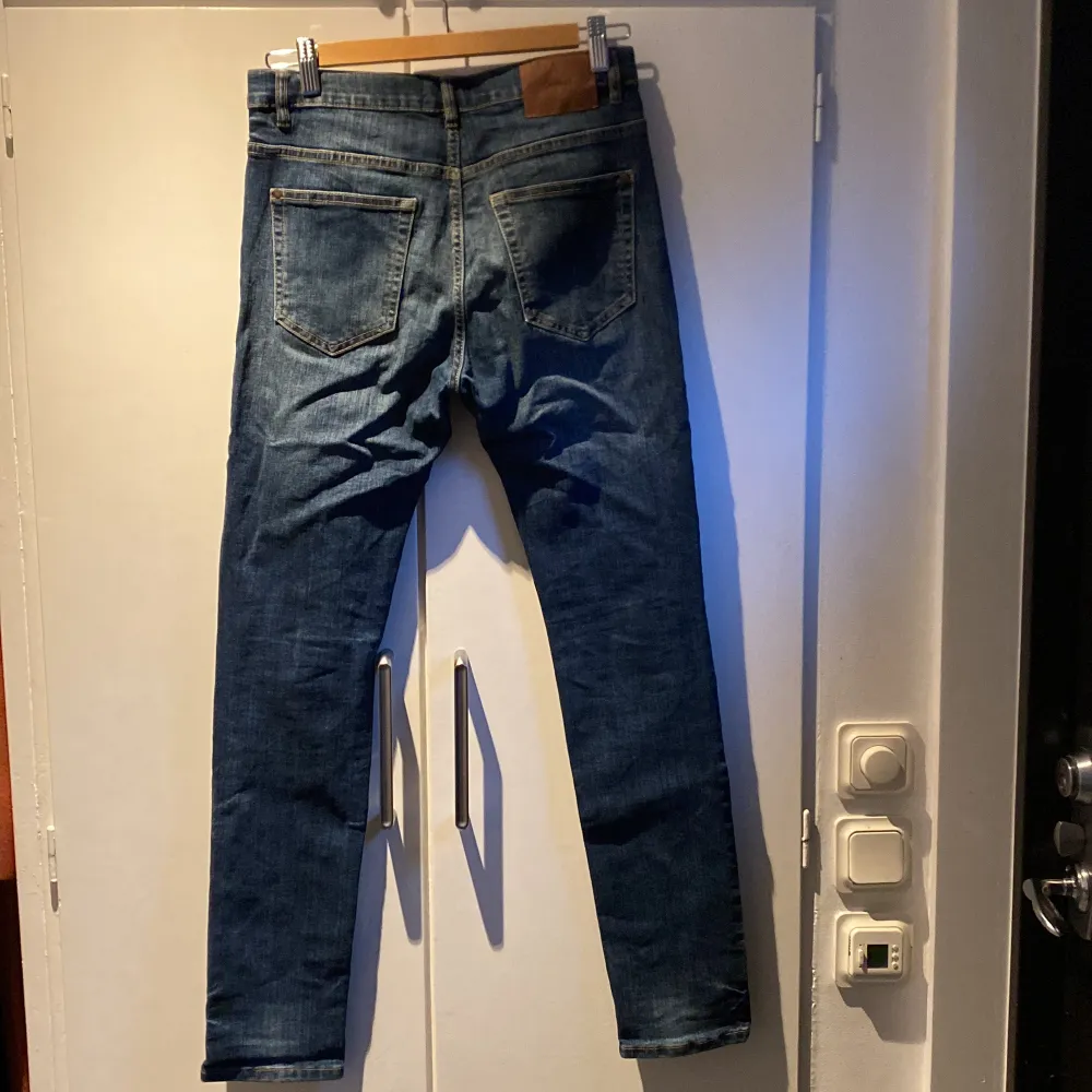 Säljer ett par snygga blå jeans från Lindex i modellen 'Detroit'. De är i slim fit och har en klassisk femficksdesign. Perfekta för både vardag och fest! 🕺. Jeans & Byxor.