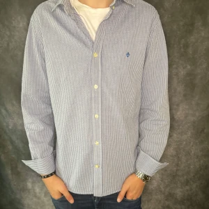 MORRIS SKJORTA  - // Morris skjorta | Nyskick | Stolrlek: M | Nypris runt 1500 | Kontakta för fler frågor eller funderingar // Deluxecloset 