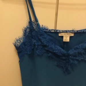 Spets linne - Blått spets linne som aldrig är använt, inga defekter! Linnet är ifrån New Yoker. 