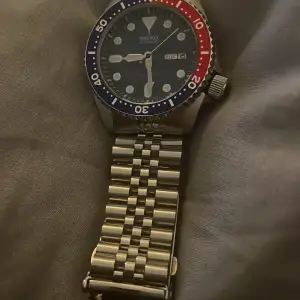 sublime Seiko  from 2009 38 mm i stlk och Stainless Steel klocka jätte fin tung och elegant passar alla eventer och typer av outfits värdet på den är uppe i 5100 kr idag och går upp med tiden så det är en investering också