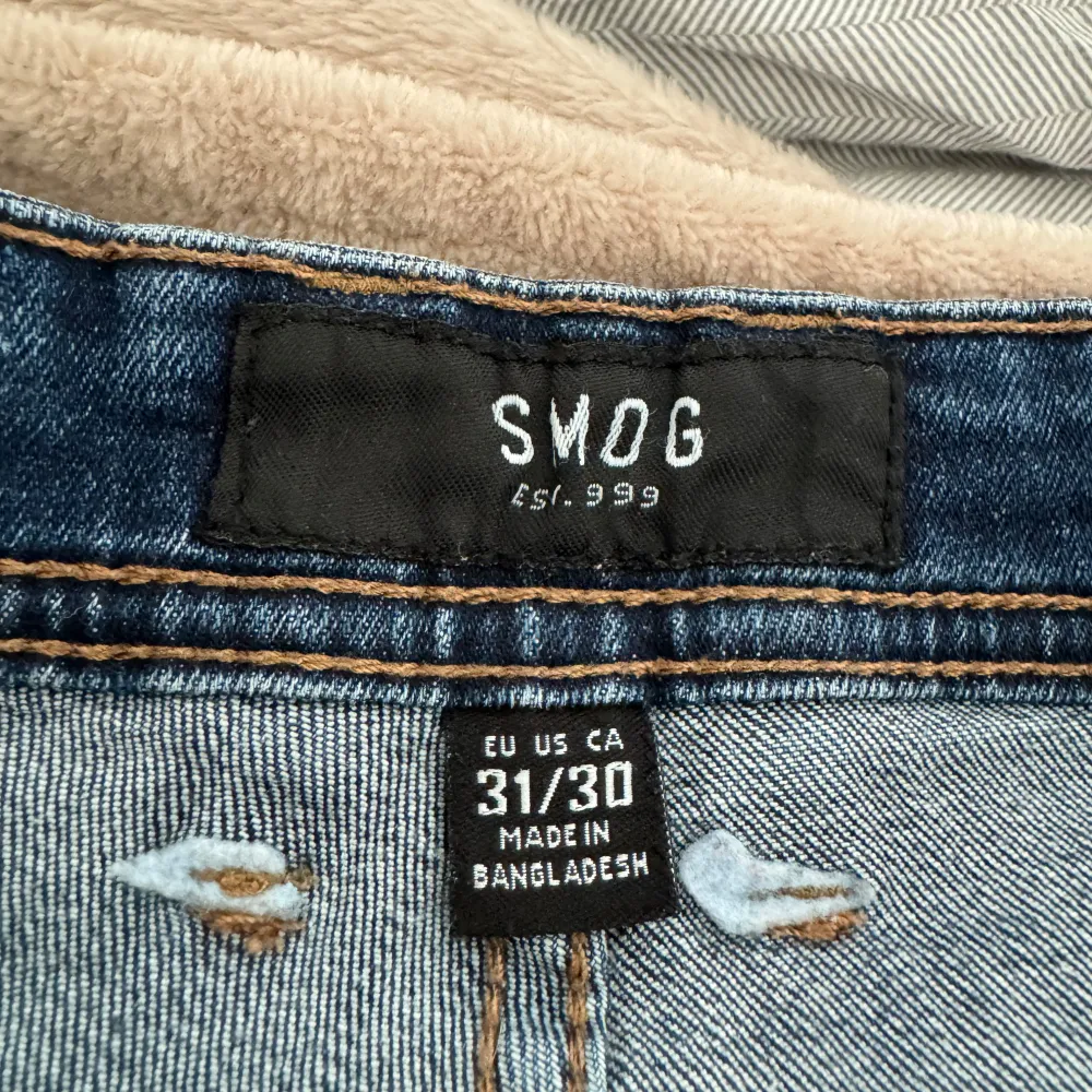 Helt vanliga blåa jeans köpta från newyorker men som inte längre används. Skulle nt säga att de finns några defekter bara att den e rätt så gammal. Storlek 31/30. Fraktar men kan även mötas i malmö 🤝. Farkut & Housut.