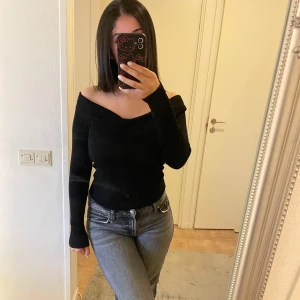 Amisu off shoulder tröja  - As snygg off shoulder som jag bara inte använt efter köp, dene praktiskt då den är fast i baksidan så att den inte viker sig upp. Precis som strlk S även om de M