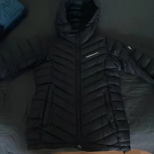 Peak Performance jacka för tjejer - Säljer min syrras Peak Performance jacka. Det är strl XS. Köpt för ett år sedan. Hon använder den inte eftersom den är för liten. Pris kan diskuteras och är öppen för byten!