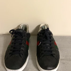 Gucci skor - Tjena säljer ett par Gucci som är i size 8,5 passar 43.  Skick:6,5/10 Äkta✅ Og: inget Köparen står för frakt 📦 